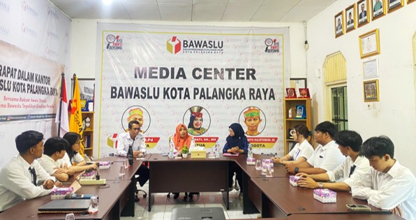 Kunjungan dosen pembimbing dari STMIK Palangka Raya dalam rangka monitoring pelaksanaan Praktik Kerja Lapangan (PKL) mahasiswa di Kantor Bawaslu Kota Palangka Raya, Rabu (05/08/2026)