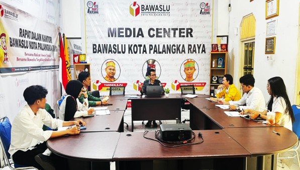 BELAJAR POLITIK LEBIH DEKAT, ANGGOTA BAWASLU PALANGKA RAYA AJAK MAHASISWA MAGANG BERDISKUSI TENTANG SISTEM KEPARTAIAN
