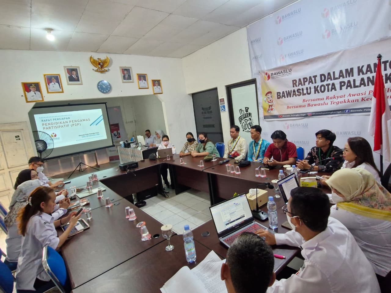 PERSIAPKAN PENDIDIKAN PENGAWAS PARTISIPATIF 2026, BAWASLU KOTA PALANGKA RAYA GELAR RAPAT INTERNAL DAN UNDANG 5 OKP