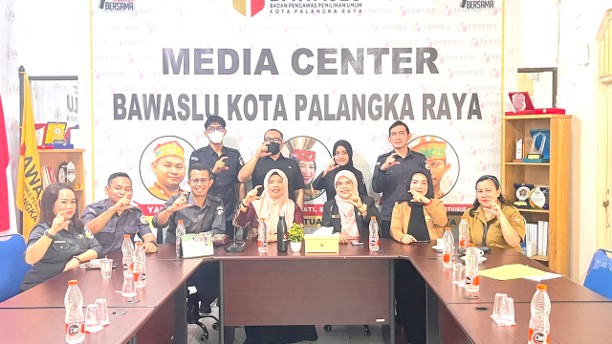 KETERBUKAAN INFORMASI HARUS DIBUKTIKAN, BAWASLU PALANGKA RAYA TERIMA VISITASI MONEV KI KALTENG