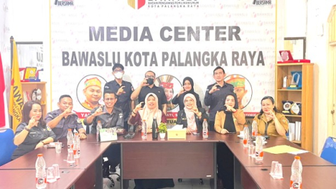 KETERBUKAAN INFORMASI HARUS DIBUKTIKAN, BAWASLU PALANGKA RAYA TERIMA VISITASI MONEV KI KALTENG