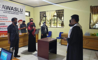 Ketua Bawaslu Lantik PAW Panwascam Rakumpit