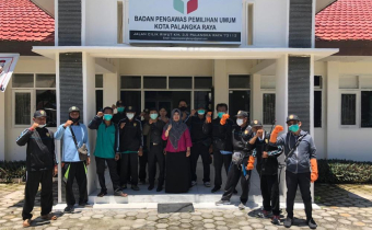 Cegah COVID 19, Kantor Bawaslu Kota Disemprot Disinfektan