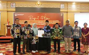 Ketua Bawaslu Kota Palangka Raya Endrawati, S.H.,M.H. menerima Berita Acara Penetapan Rekapitulasi Daftar Pemilih Sementara Kota Palangka Raya Pemilihan Gubernur dan Wakil Gubernur Provinsi Kalimantan Tengah serta Walikota dan Wakil Walikota Palangka Raya Tahun 2024