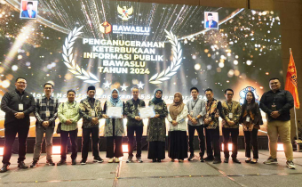 Keterangan Foto : Endrawati (6 dari kanan) menerima penganugerahan Keterbukaan Informasi Publik Bawaslu Tahun 2024 Kategori Informatif.