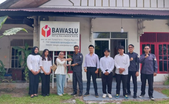 Foto Bersama penjemputan Mahasiswa Magang di halaman Kantor Sekretariat Bawaslu Kota Palangka Raya