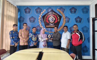 Bawaslu menyerahkan Piagam Penghargaan kepada PWI