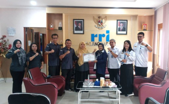 Bawaslu Berikan Piagam Penghargaan Kepada RRI Palangka Raya