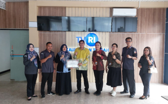 Penyerahan Piagam Penghargaan oleh Bawaslu kepada TVRI Kalimantan Tengah