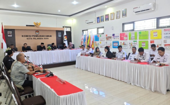 Bawaslu Kota Palangka Raya Awasi Rapat Pleno PDPB di AULA KPU KOTA PALANGKA RAYA