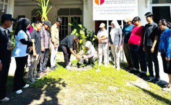 Kegiatan Penanaman Pohon oleh Ketua Bawaslu Kota Palangka Raya, Endrawati, di Halaman Kantor Bawaslu