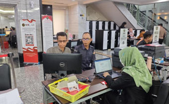 Anggota Bawaslu Kota Palangka Raya, Eko Wahyu Sulistiobudi, beserta staf di Kantor Mahkamah Konstitusi (MK)
