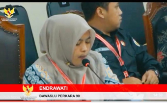 Ketua Bawaslu Kota Palangka Raya, Endrawati, Berikan Keterangan Pada Perselisihan Hasil Pemilihan Di Mahkamah Konstitusi