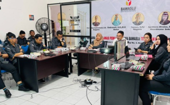 Rapat Pembahasan Kajian Hukum atas Putusan MK di Ruang Rapat Kantor Bawaslu Kota Palangka Raya