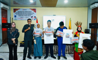 Pemberian Bingkisan oleh Bawaslu pada Sesi Diskusi dan Tanya Jawab kepada Siswa/i SKHN 1 Kota Palangka Raya