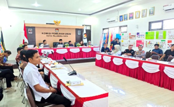 Bawaslu Kota Palangka Raya awasi Pleno Terbuka terkait Rekapitulasi dan Penetapan Daftar Pemilih Berkelanjutan (DPB) Triwulan III  di Aula RPP KPU Kota Palangka Raya