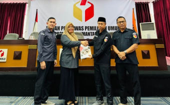 Ketua dan Staf Bawaslu Kota Palangka Raya mengantarkan Laporan Penguatan Kelembagaan kepada Bawaslu Provinsi Kalimantan Tengah (27/10/2025)