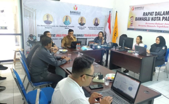 Kegiatan Rapat Dalam Kantor (RDK) di Ruang Rapat Bawaslu Kota Palangka Raya terkait Reformasi Birokrasi (Senin, 13/10).