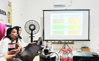 Pemberian Materi oleh Narasumber terkait Tata Kelola Kearsipan di Ruang Rapat Bawaslu Kota Palangka Raya (Rabu, 15/10)