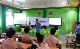 Anggota Bawaslu Kota Palangka Raya, Eko Wahyu Sulistiobudi, S.E., menyampaikan materi terkait kepemiluan khususnya pemilih pemula, Kamis (13/11/2025)
