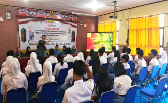 Anggota Bawaslu Kota Palangka Raya, Eko Wahyu Sulistiobudi, memberikan pemahaman kepemiluan kepada Pemilih Pemula  di SMAN 1 Palangka Raya, Senin (17/11/2025)