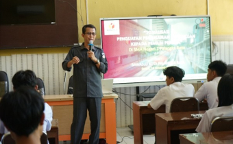 Materi tentang kepemiluan disampaikan oleh Anggota Bawaslu Kota Palangka Raya, Eko Wahyu Sulistiobudi, di SMA Negeri 1 Palangka Raya (18/11/2025)