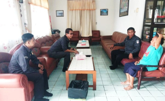 Uji Petik Pemutakhiran Data Pemilih Berkelanjutan (PDPB) di salah satu rumah warga di kawasan Panarung, Senin, (24/11/2025)