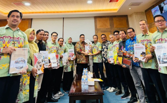 Kegiatan Pengantaran Laporan Penguatan Kelembagaan Bersama Mitra Kerja ke Bawaslu RI oleh Ketua Bawaslu Provinsi dan Kabupaten/Kota se-Kalimantan Tengah (03/11/2025)