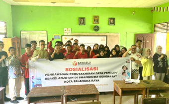 Bawaslu melaksanakan kegiatan Sosialisasi Penguatan Pemahaman Kepemiluan kepada Pemilih Pemula di SMA NU Palangka Raya, Jumat (07/11/2025)