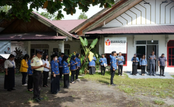 Upacara Peringatan Hari Pahlawan di Halaman Kantor Bawaslu Kota Palangka Raya, Senin (10/11/2025)