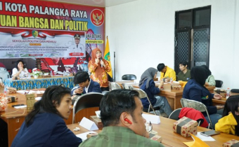 Ketua Bawaslu Kota Palangka Raya, Endrawati, S.H., M.H., memberikan materi di Kesbangpol Kota Palangka Raya, Kamis (13/11/2025)