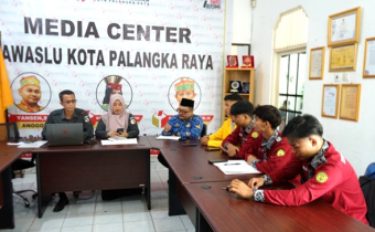 Bawaslu Kota Palangka Raya menerima kunjungan akademik sekaligus wawancara dari mahasiswa Universitas Palangka Raya (UPR), Senin (01/12/2025)