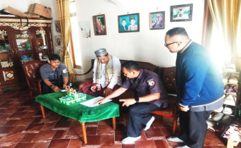 Kegiatan uji petik Pemutakhiran Data Pemilih Berkelanjutan (PDPB) di salah satu rumah warga di wilayah Kelurahan Tanjung Pinang, Selasa (16/12)
