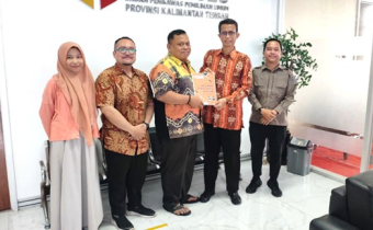 Penyerahan Laporan Akhir Divisi Hukum Tahun 2025 kepada Bawaslu Provinsi Kalimantan Tengah, Kamis (18/12)