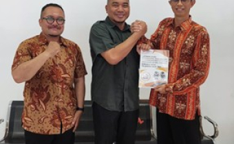 Penyerahan Laporan Akhir Pencegahan, Pengawasan, Pengawasan Partisipatif, dan Hubungan Antar Lembaga Tahun 2025 kepada Bawaslu Provinsi Kalimantan Tengah, Kamis (18/12)