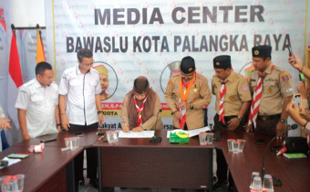 Penandatanganan Nota Kesepahaman (MoU) antara Bawaslu Kota Palangka Raya dan Kwartir Cabang Gerakan Pramuka Palangka Raya, Rabu (03/12/2025)