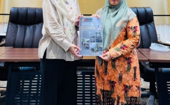 Penyerahan Laporan Evaluasi Program "Jumat Sehati" dan "Jumpa Berlian" oleh Ketua Bawaslu Kota Palangka Raya kepada Bawaslu RI.
