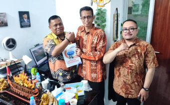 Penyerahan Laporan Akhir Kehumasan Tahun 2025 kepada Bawaslu Provinsi Kalimantan Tengah