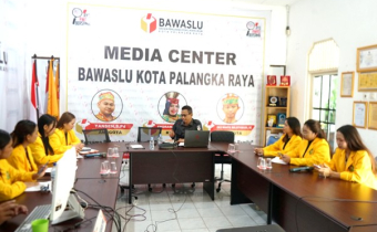 Mahasiswa program studi Ilmu Administrasi Negara Universitas Palangka Raya (UPR) mengunjungi Kantor Bawaslu Kota Palangka Raya, Selasa (02/12/2025)