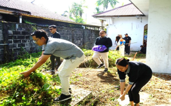 Kegiatan rutin "Jumpa Berlian" atau Jumat Pagi Bersihkan Lingkungan Anda di area halaman dan lingkungan sekitar kantor Bawaslu Kota Palangka Raya, Jumat (23/01).