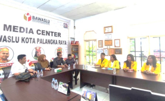 Bawaslu Kota Palangka Raya menerima mahasiswa magang dari Fakultas Hukum UPR dalam rangka pelaksanaan program Merdeka Belajar Kampus Merdeka (MBKM), Senin (09/02/2026)