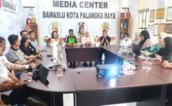 Rapat Dalam Kantor (RDK) membahas tindak lanjut permintaan dokumentasi video praktik baik (best practice) dari Bawaslu RI, Persiapan Menuju Satker dan Evaluasi Pola Kerja, Jumat (13/02)