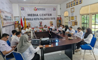 Rapat Dalam Kantor (RDK) Peningkatan Kapasitas Jajaran Sekretariat di Ruang Rapat Bawaslu Kota Palangka Raya, Rabu (15/07/2026)