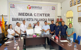 Penandatanganan Perjanjian Kerja Sama antara Bawaslu Kota Palangka Raya dan PWI Provinsi Kalimantan Tengah