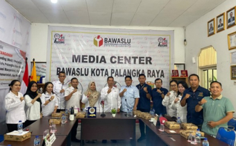 Diskusi Konsolidasi Demokrasi bersama PWI Provinsi Kalimantan Tengah di Aula Kantor Bawaslu Kota Palangka Raya, Rabu (22/07/2026)