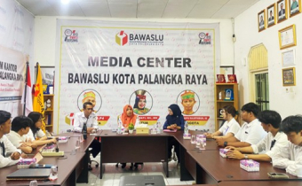 Kunjungan dosen pembimbing dari STMIK Palangka Raya dalam rangka monitoring pelaksanaan Praktik Kerja Lapangan (PKL) mahasiswa di Kantor Bawaslu Kota Palangka Raya, Rabu (05/08/2026)